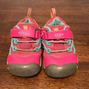 Kids KEEN sneakers size 6